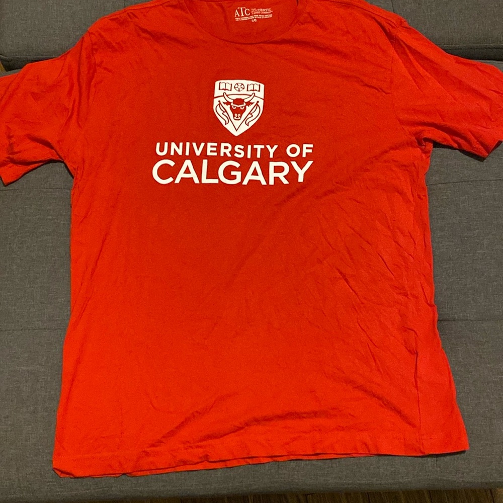 University of Calgary Dinos College Red Short Sleeve T-Shirt Men’s Size Large - Picture 3 of 11